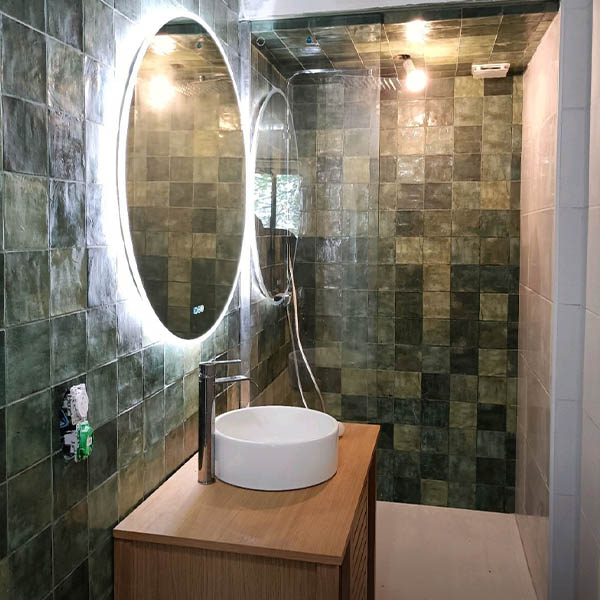 Salle de bain zellige vert réalisée par PCP